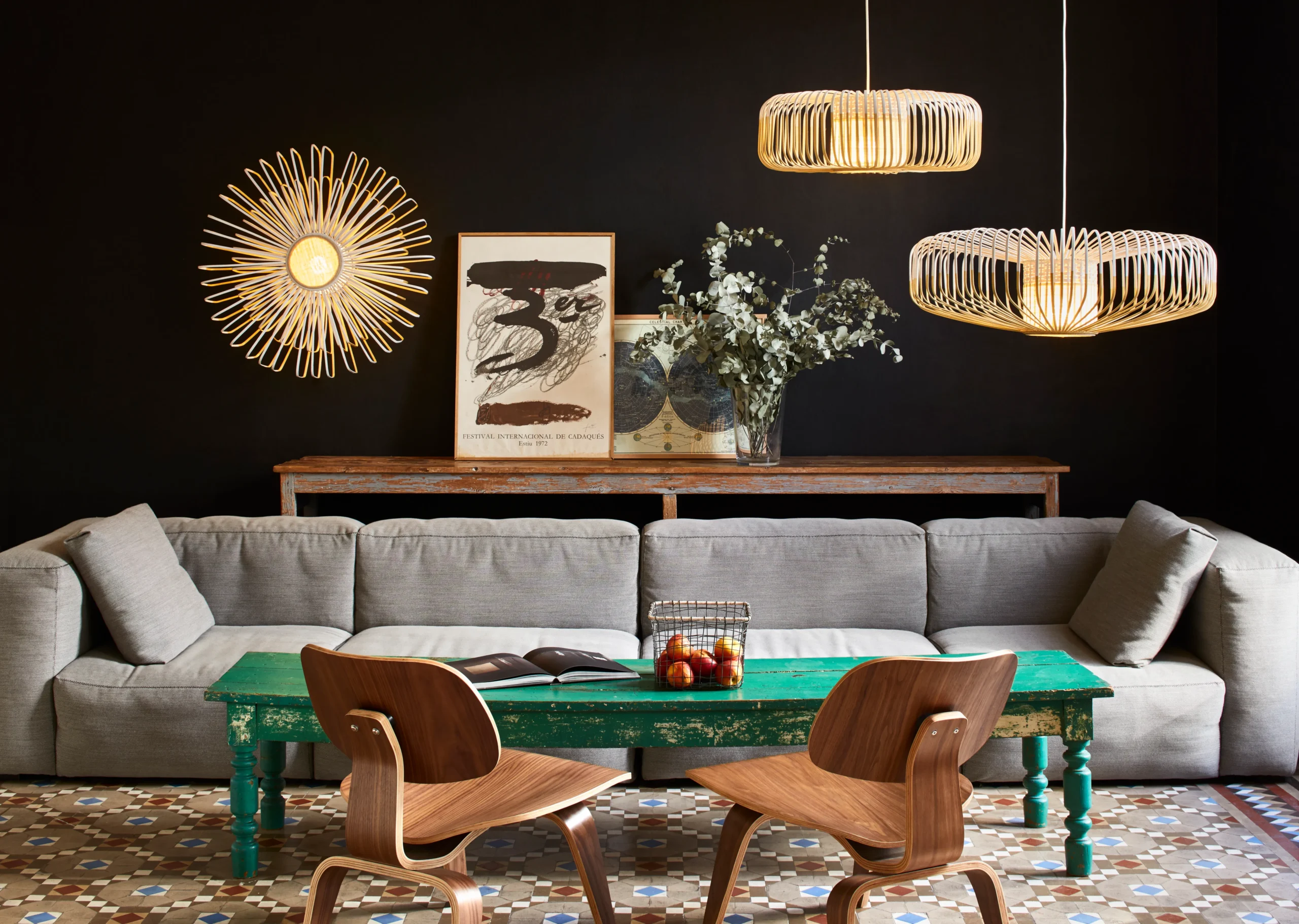 Großes Wohnzimmer mit Sofa, Bücherregal, Tisch und zwei Lampen von Forestier