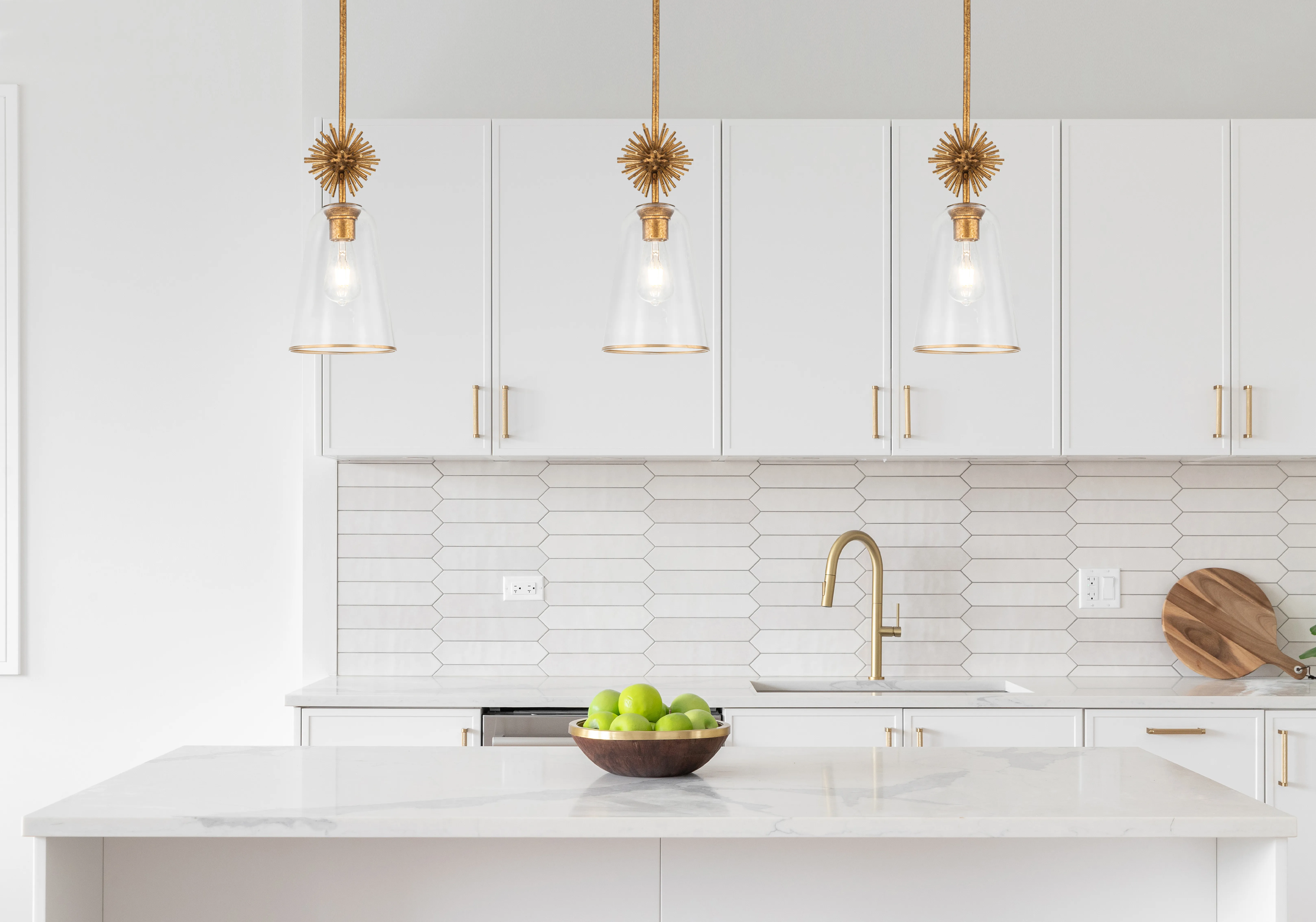 helle Küche mit Lampen in Nordic Style